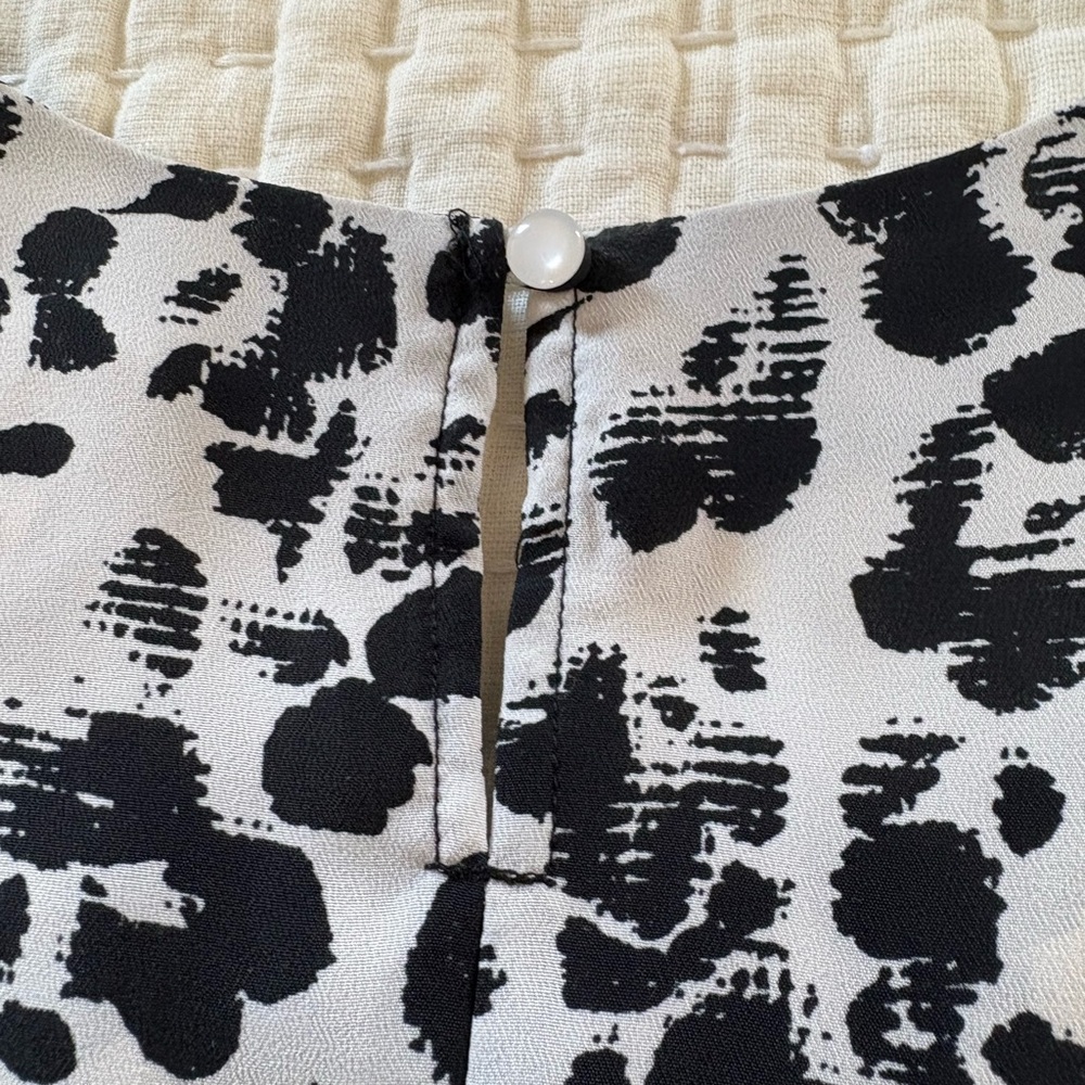 Leopard Print Sleeveless Blouse - Picture 4 of 5